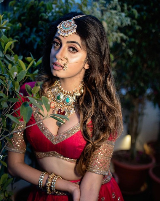 Manasa chowdary hot clevage  in traditional dress