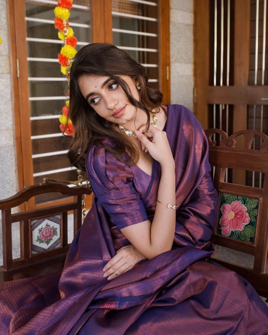 Manasa chowdary hot in a purple saree has undoubtedly sparked a new trend in the fashion industry