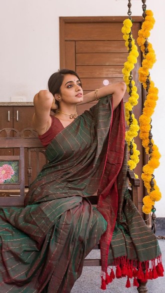 Manasa chowdary hot in a red saree has undoubtedly sparked a new trend in the fashion industry