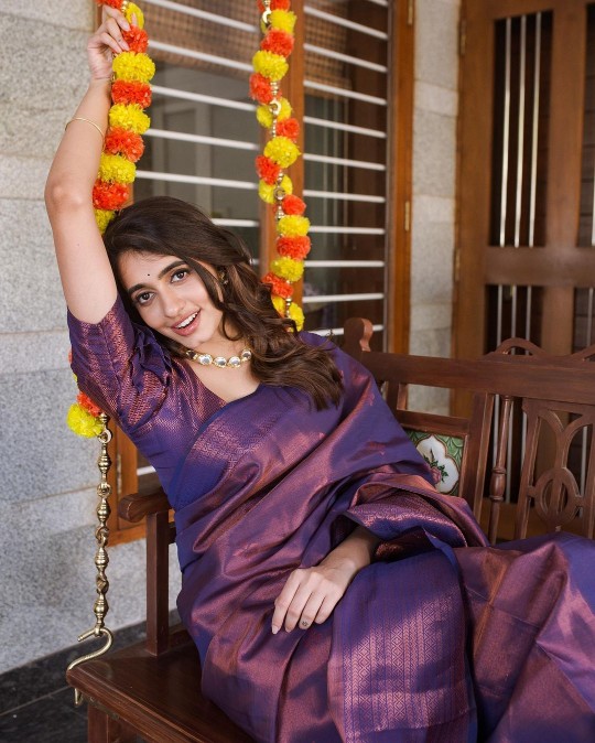 Manasa chowdary hot in a purple saree has undoubtedly sparked a new trend in the fashion industry